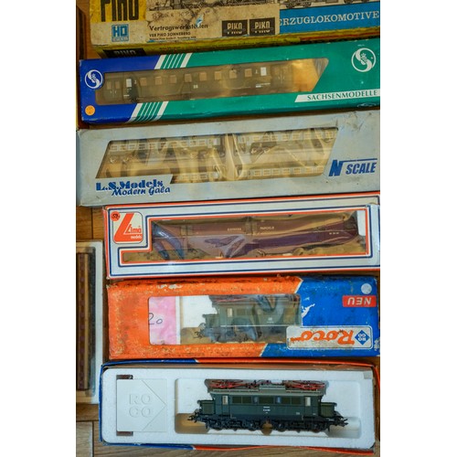 567 - 1 box and loose items of assorted trains, including Liliput, Roco etc