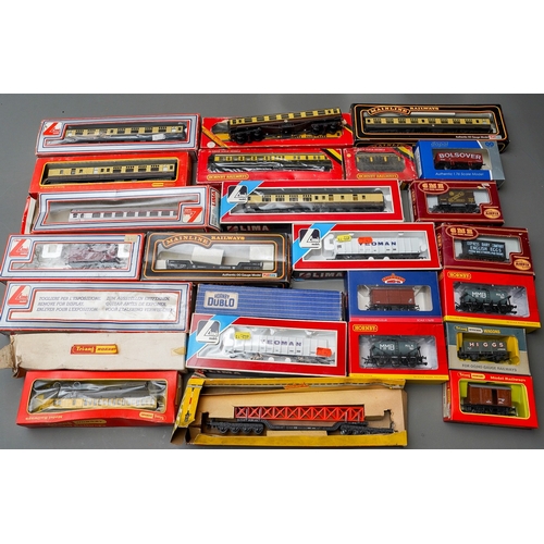 620 - Assorted model railway 00 gauge mainly carriages with rolling stock and wagons, makers include: Lima... 