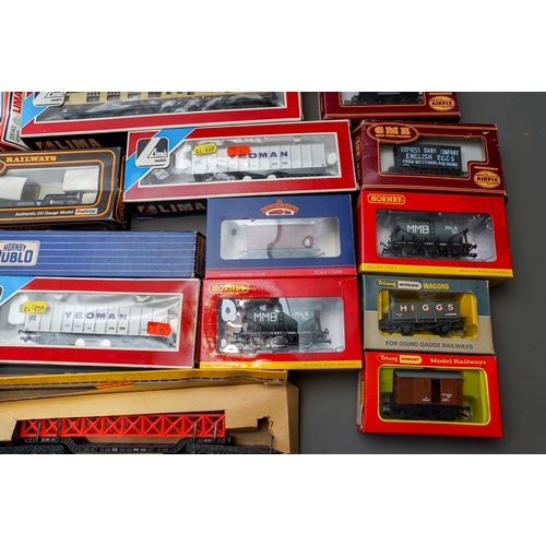 620 - Assorted model railway 00 gauge mainly carriages with rolling stock and wagons, makers include: Lima... 