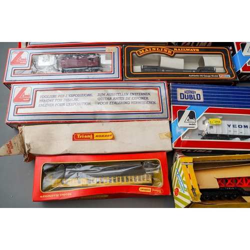 620 - Assorted model railway 00 gauge mainly carriages with rolling stock and wagons, makers include: Lima... 