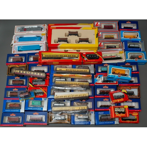 621 - Assorted  model railway 00 gauge carriages, rolling stock and wagons, boxed and loose, maker's inclu... 