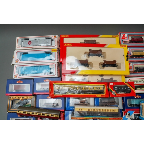 621 - Assorted  model railway 00 gauge carriages, rolling stock and wagons, boxed and loose, maker's inclu... 