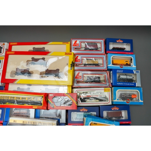 621 - Assorted  model railway 00 gauge carriages, rolling stock and wagons, boxed and loose, maker's inclu... 