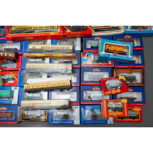 621 - Assorted  model railway 00 gauge carriages, rolling stock and wagons, boxed and loose, maker's inclu... 