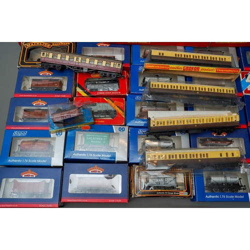 621 - Assorted  model railway 00 gauge carriages, rolling stock and wagons, boxed and loose, maker's inclu... 