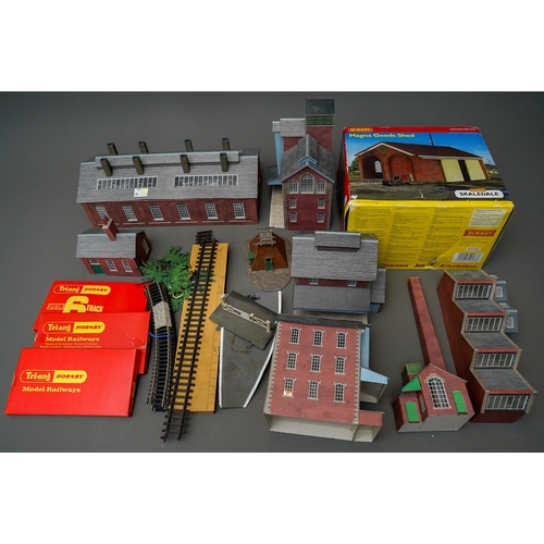 622 - Assorted vintage model railway 00 gauge tracks, Station items including boxed Hornby Goods Shed, fac... 