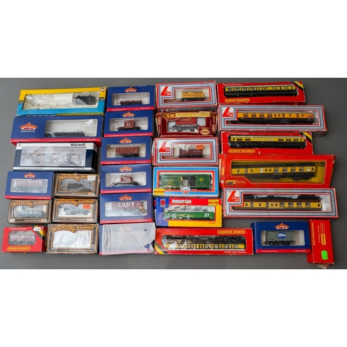 623 - Assorted model railway 00 gauge accessories mainly wagons, rolling stock, makers include Palitoy, Ba... 