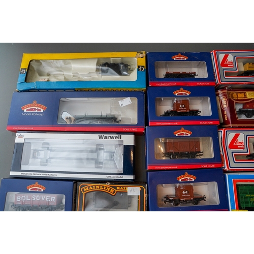 623 - Assorted model railway 00 gauge accessories mainly wagons, rolling stock, makers include Palitoy, Ba... 