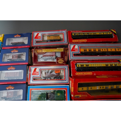 623 - Assorted model railway 00 gauge accessories mainly wagons, rolling stock, makers include Palitoy, Ba... 