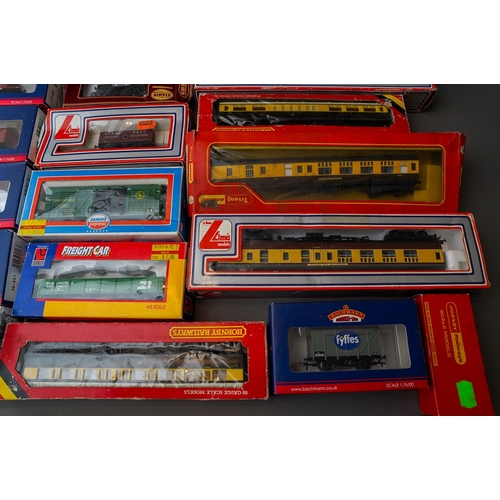 623 - Assorted model railway 00 gauge accessories mainly wagons, rolling stock, makers include Palitoy, Ba... 