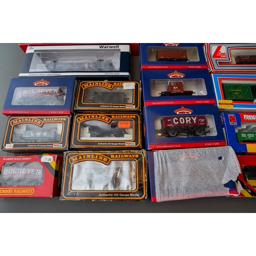 623 - Assorted model railway 00 gauge accessories mainly wagons, rolling stock, makers include Palitoy, Ba... 