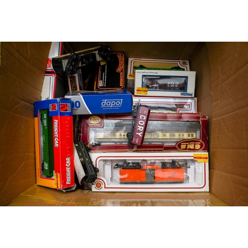 623 - Assorted model railway 00 gauge accessories mainly wagons, rolling stock, makers include Palitoy, Ba... 