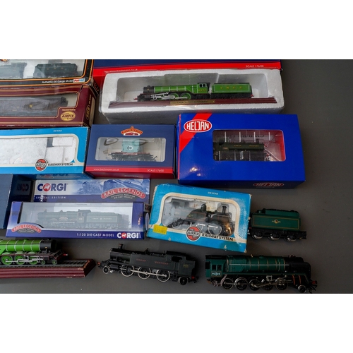 625 - Assorted 00 gauge model railway locomotive to include: Mainline 4-6-0 Manor Class GWR Green x 2, 0-6... 