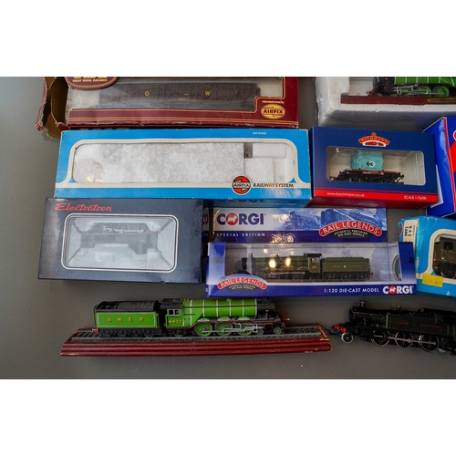 625 - Assorted 00 gauge model railway locomotive to include: Mainline 4-6-0 Manor Class GWR Green x 2, 0-6... 