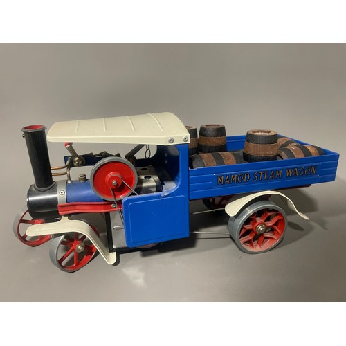 632 - A vintage Mamod Steam Wagon SW1 in blue and red livery, with wooden barrels