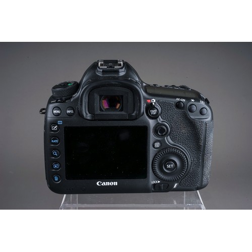 660 - A Canon EOS 5DsR camera body with original box