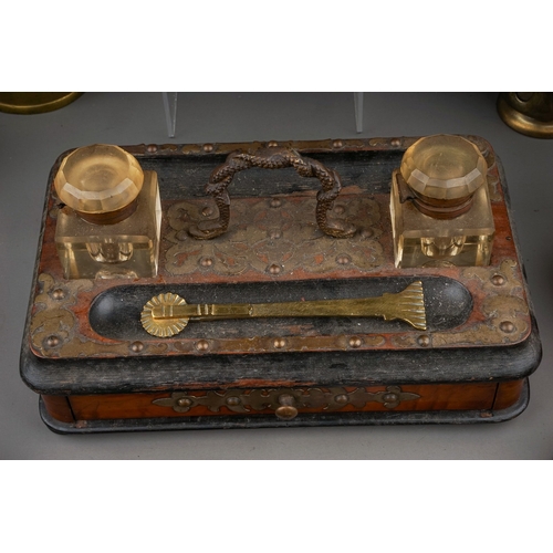 678 - A box of 19th and 20th century metalware, including a Victorian oval copper jelly mould, length 17cm... 