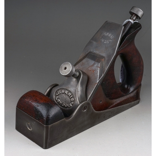 687 - A Norris of London A51 smoothing plane, with original Norris iron, good condition overall, length 22... 