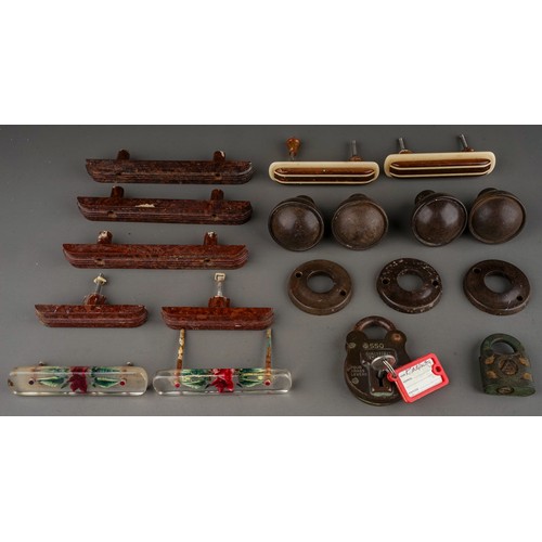 730 - A bag of assorted brown bakelite and decorative plastic door and cupboard handles, comprises three p... 