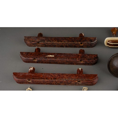 730 - A bag of assorted brown bakelite and decorative plastic door and cupboard handles, comprises three p... 