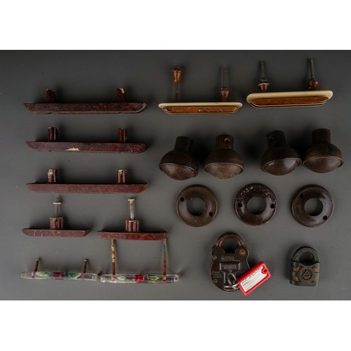 730 - A bag of assorted brown bakelite and decorative plastic door and cupboard handles, comprises three p... 