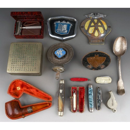 731 - A small tray of collectables, car badges, smoking ephemera, etc, a Chinese bronze ink box with engra... 