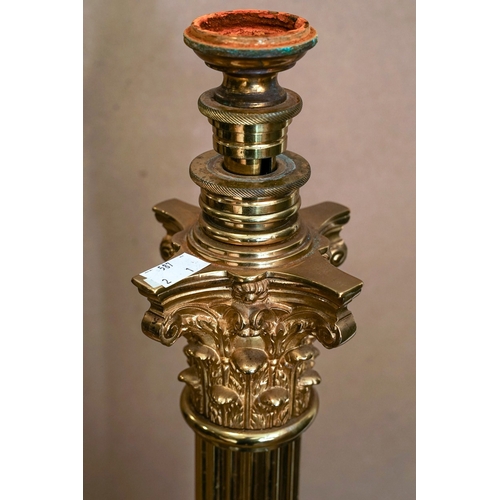 747 - An early 20th century brass telescopic standard lamp stand, with Corinthian column, stepped square b... 