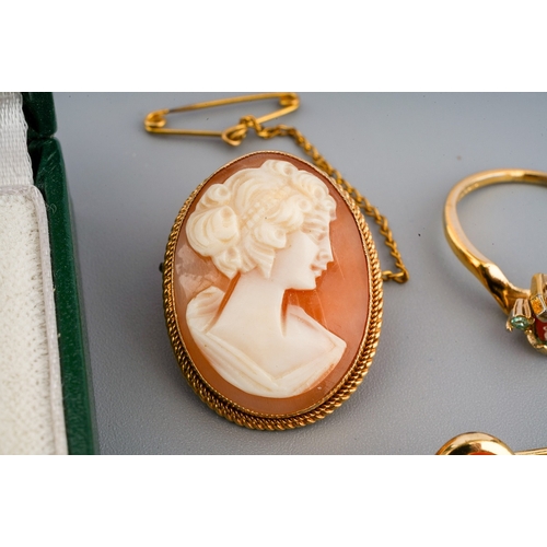 26 - A 9ct yellow gold and cameo brooch, approx 6.3g gross; a pair of cameo earrings on 9ct posts, 1.2g g... 