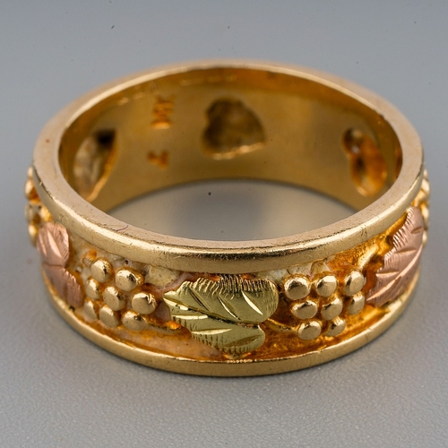 43 - A 14K yellow and rose gold ring, with a band of fruiting vine, size M, gross weight approx 5.4g