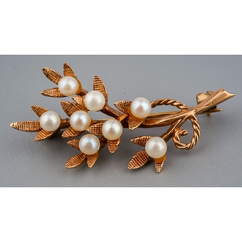 52 - A 9ct yellow gold and cultured pearl floral spray brooch, approx 3.5cm long, total gross weight appr... 