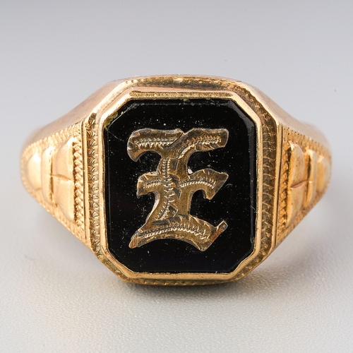 61 - 10ct gold men's signet ring with black central stone and a gold letter E, gross weight 4.2g, UK size... 