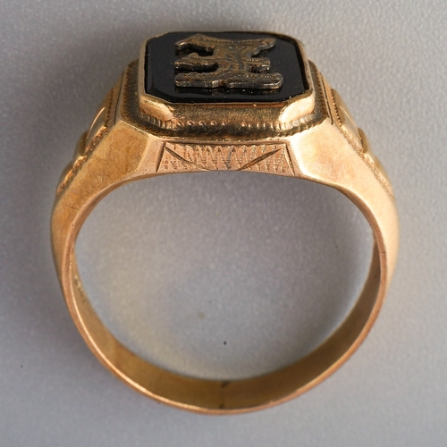 61 - 10ct gold men's signet ring with black central stone and a gold letter E, gross weight 4.2g, UK size... 