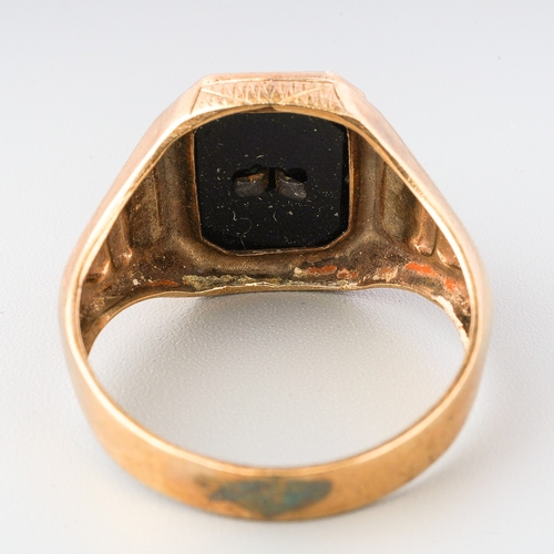 61 - 10ct gold men's signet ring with black central stone and a gold letter E, gross weight 4.2g, UK size... 