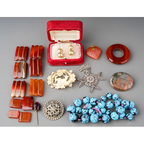 87 - Group lot of costume and semi-precious jewellery to include silver mounted agate brooch, white metal... 