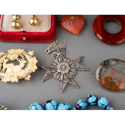 87 - Group lot of costume and semi-precious jewellery to include silver mounted agate brooch, white metal... 