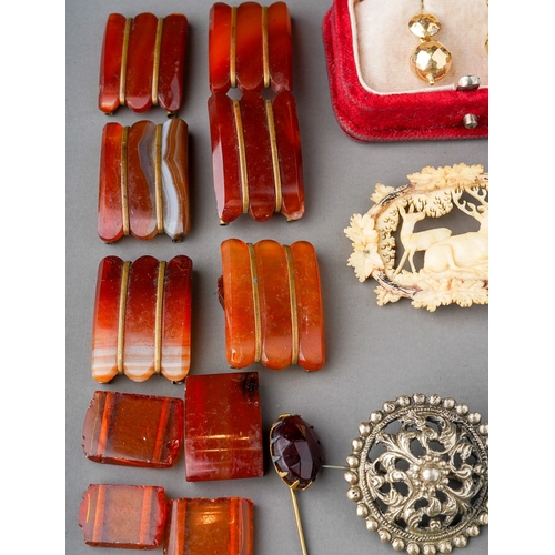 87 - Group lot of costume and semi-precious jewellery to include silver mounted agate brooch, white metal... 