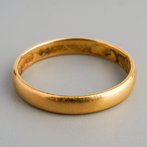 93 - 22ct gold wedding band. Gross weight 3.2 g, UK size N1/2