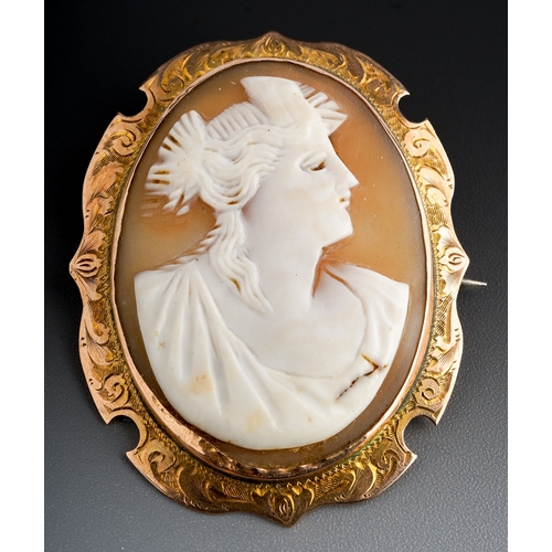 98 - A 9ct gold mounted cameo brooch. gross weight 5.6 g