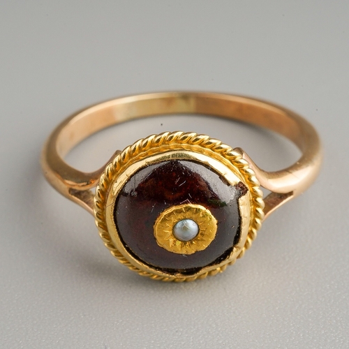 99 - An early 19th century yellow metal, garnet and split seed pearl and white stone set to include  pend... 