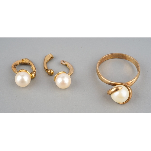 100 - 9 ct gold ring set with a pearl and a pair of matching earrings (S.D) Gross weight 5g. UK ring size ... 