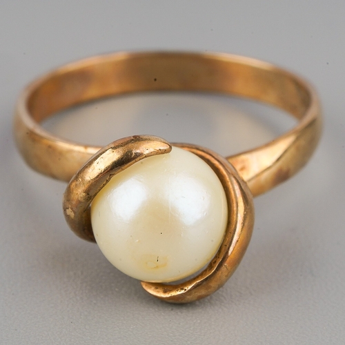 100 - 9 ct gold ring set with a pearl and a pair of matching earrings (S.D) Gross weight 5g. UK ring size ... 