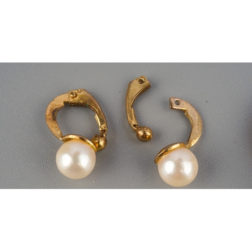 100 - 9 ct gold ring set with a pearl and a pair of matching earrings (S.D) Gross weight 5g. UK ring size ... 