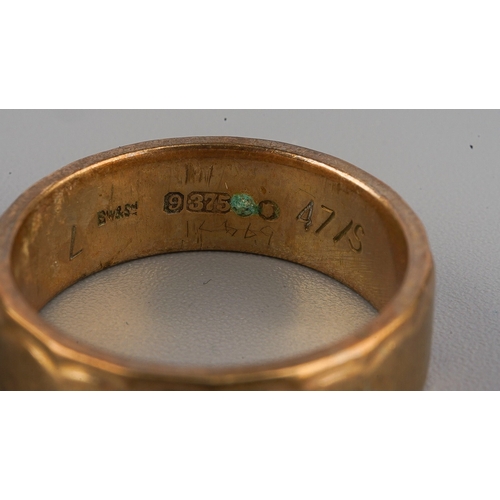 103 - 9ct gold wedding band and a 9 ct gold cameo set ring, gross weight 7g.