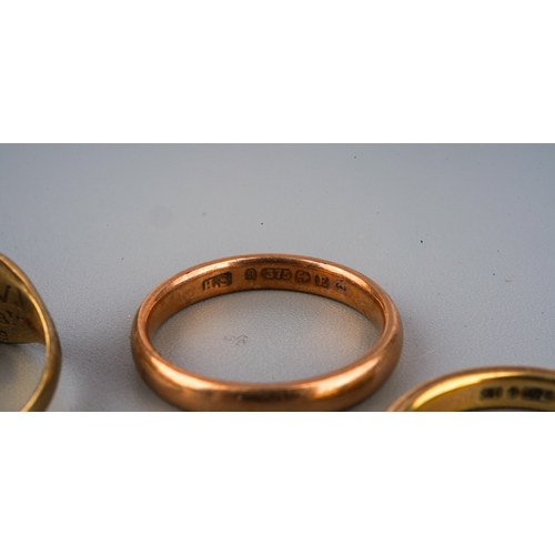 104 - Two 9 ct gold wedding bands, further 9 ct gold ring and a 9 ct gold chain. Gross weight 7.1g