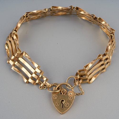 108 - 9 ct gold bracelet with heart shaped lock, 9.5g