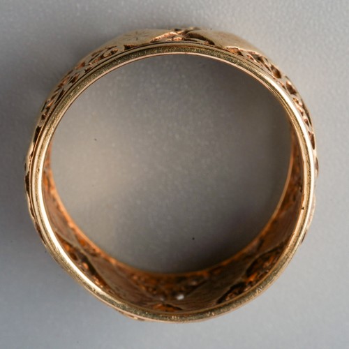 113 - 9ct gold ring with reticulated sides. Gross weight 5.1g. UK size P 1/2