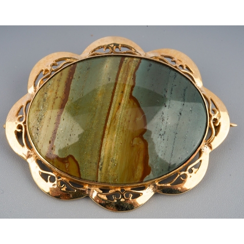 134 - 9ct gold  and agate brooch, measuring 54 mm x 48 mm approx., gross weight 18.9 g