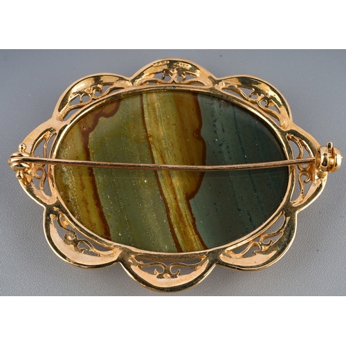 134 - 9ct gold  and agate brooch, measuring 54 mm x 48 mm approx., gross weight 18.9 g