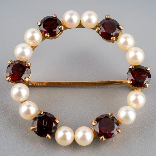 139 - 9 ct gold circular brooch set with pearls and red    ( garnet style) stones. Measuring approx. 27 mm... 