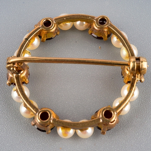 139 - 9 ct gold circular brooch set with pearls and red    ( garnet style) stones. Measuring approx. 27 mm... 